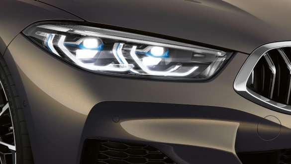 BMW M850i xDriveドラヴィット・グレー・メタリック、BMWレーザーライト、左側。G14 BMW M850i xDriveドラヴィット・グレー・メタリック、BMWレーザーライト、左側。G14