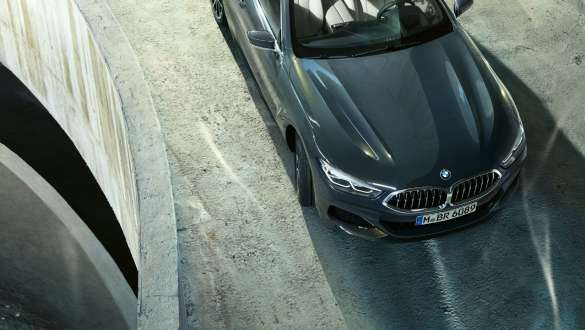 BMW M850i xDriveドラヴィット・グレー・メタリック、運転中、フロント、鳥瞰ショット、インテグラル・アクティブ・ステアリング G14 BMW M850i xDriveドラヴィット・グレー・メタリック、運転中、フロント、鳥瞰ショット、インテグラル・アクティブ・ステアリング G14