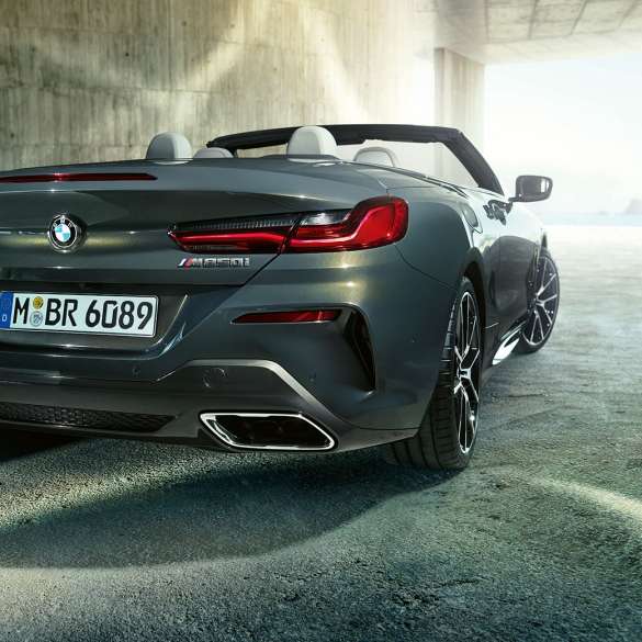 BMW M850i xDrive ドラヴィット・グレー・メタリック、リヤ部右側からの斜めのショット。 G14 BMW M850i xDrive ドラヴィット・グレー・メタリック、リヤ部右側からの斜めのショット。. G14