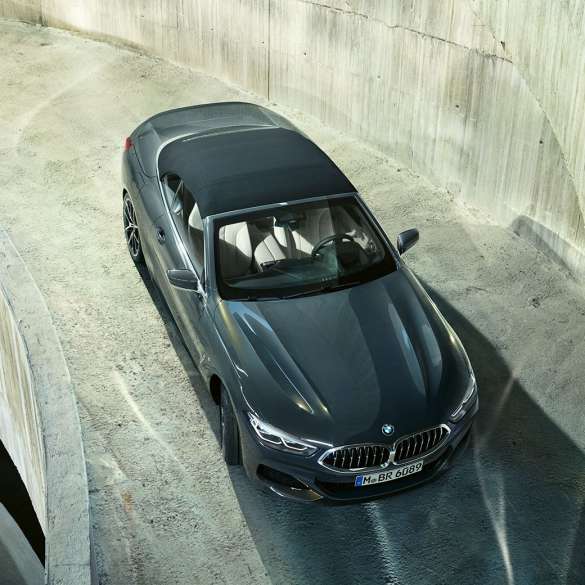 BMW M850i xDrive ドラヴィット・グレー・メタリック、ブラックのソフト・トップ装備、鳥瞰ショット G14 BMW M850i xDrive ドラヴィット・グレー・メタリック、ブラックのソフト・トップ装備、鳥瞰ショット. G14