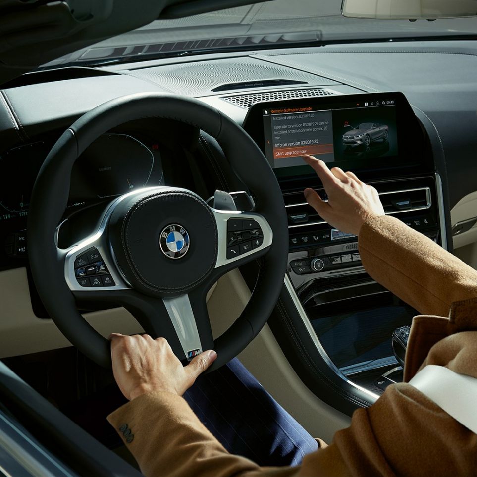 BMW M850i xDrive、BMWライブ・コックピット・プロフェッショナルをタッチコントロールで操作するドライバー。G14 BMW M850i xDrive、BMWライブ・コックピット・プロフェッショナルをタッチコントロールで操作するドライバー。G14