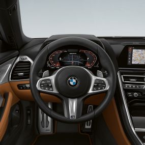 BMW M850i xDrive、Mレザー・ステアリング・ホイール、シフトパドルとマルチファンクション付き。G14 BMW M850i xDrive、Mレザー・ステアリング・ホイール、シフトパドルとマルチファンクション付き。G14
