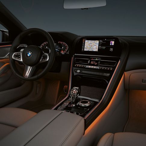 BMW M850i xDrive、インテリア、アンビエント・ライトニング。 G14 BMW M850i xDrive、インテリア、アンビエント・ライトニング。 G14