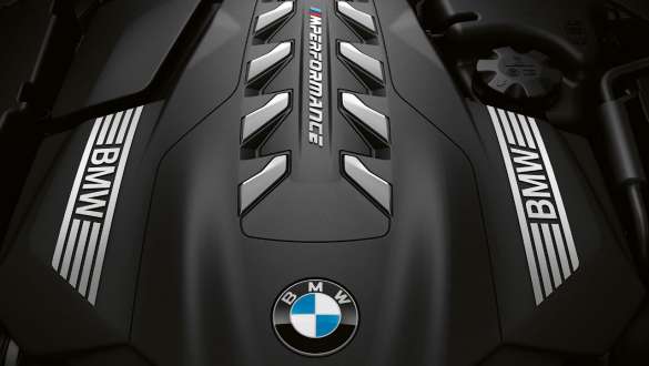 V型8気筒BMWツインパワー・ターボ・ガソリン・エンジン BMW 8シリーズ クーペ、トップ・ビュー、8気筒BMWツインパワー・ターボ・ガソリン・エンジン。