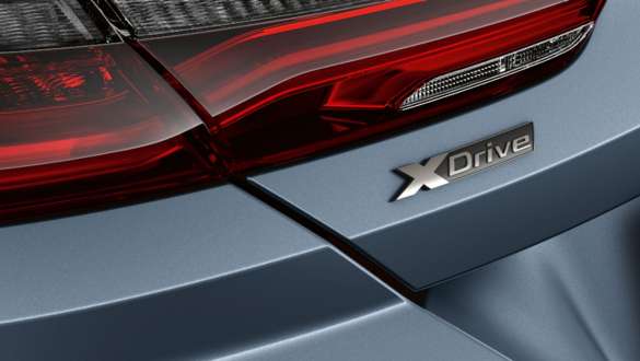 BMW xDriveロゴ。 BMW 8シリーズ・クーペ、リヤ・ビュー、BMW xDriveロゴ。