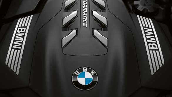 直列6気筒BMWツインパワー・ターボ・ディーゼル・エンジン BMW 8シリーズ クーペ、トップ・ビュー、直列6気筒BMWツインパワー・ターボ・ディーゼル・エンジン。