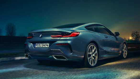 エキゾースト・テールパイプとリヤ・ホイール。 BMW 8シリーズ・クーペ、低いリヤ・ビュー、エキゾースト・テールパイプとリヤ・ホイール。
