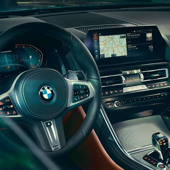 BMW 8シリーズ クーペ、コックピット。 BMW 8シリーズ クーペ、コックピット、ステアリング・ホイールとコントロール・ディスプレイとのクローズ・アップ・ビュー。