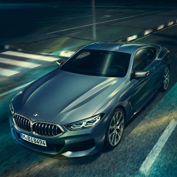 BMW 8シリーズ クーペ、斜めからのフロント・ビュー。 BMW 8シリーズ クーペ、斜めからのフロント・ビュー、エンジン・ボンネットの光景。