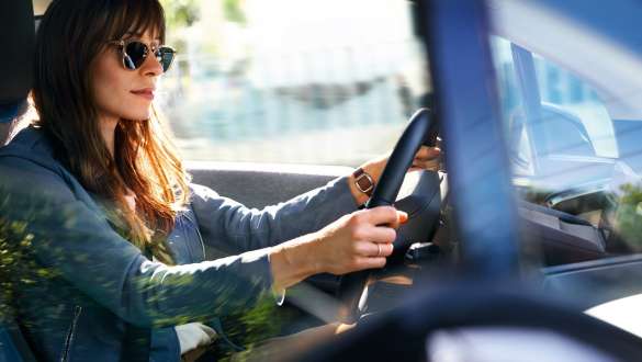 サングラスを身につけてBMW i3を運転している女性 サングラスを身につけてBMW i3を運転している女性