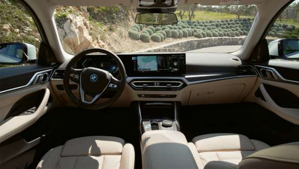 コックピット BMW i4 G26 電気自動車 2021 コックピット BMW i4 G26 電気自動車 2021 インテリア・ビュー