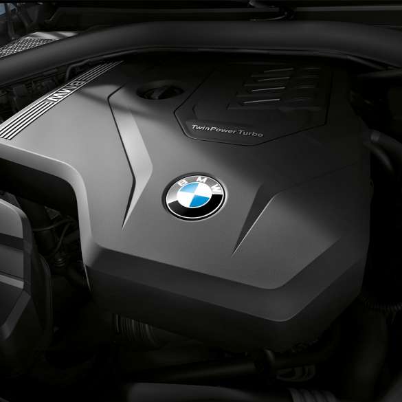 BMW M340i xDrive のエンジン BMW M340i xDrive G20サファイア・ブラック・メタリック、エンジンのクローズ・アップ