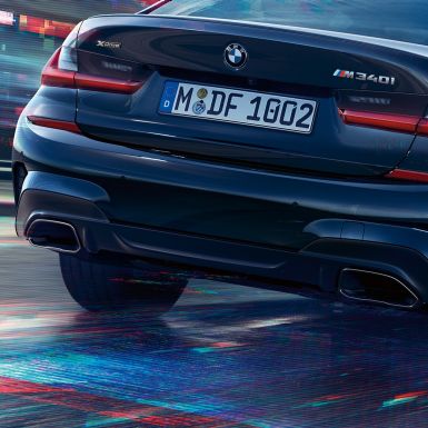 BMW M340i xDrive のテールパイプ・トリム BMW M340i xDrive G20サファイア・ブラック・メタリックのテールパイプ・トリム、クローズ・アップ