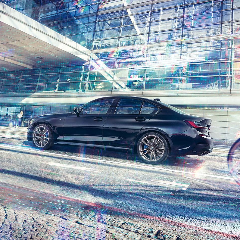BMW M340i xDrive のサイド・ビュー BMW M340i xDrive G20サファイア・ブラック・メタリックのサイド・ビュー
