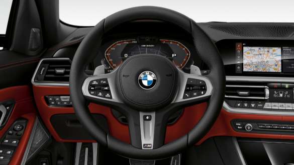BMW M340i xDriveのバリアブル・スポーツ・ステアリング BMW M340i xDrive G20サファイア・ブラック・メタリック・コックピットのリヤ・ビュー、バリアブル・スポーツ・ステアリング