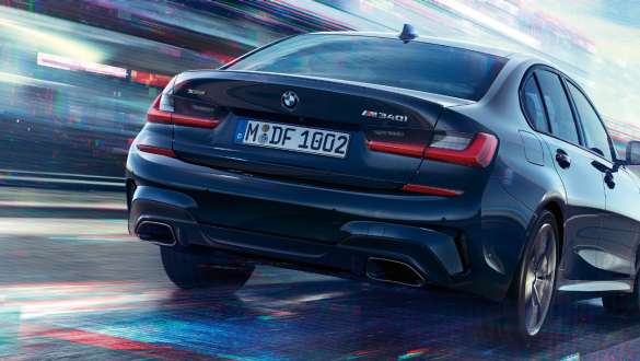 BMW M340i xDriveのMスポーツ・ディファレンシャル BMW M340i xDriveG20サファイア・ブラック・メタリックのリヤ・ビュー、Mスポーツ・ディファレンシャル