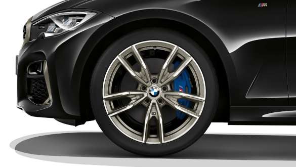 BMW M340i xDrive の19インチ M ライト・アロイ・ホイール BMW M340i xDrive G20サファイア・ブラック・メタリックの19インチ M ライト・アロイ・ホイール、クローズ・アップ