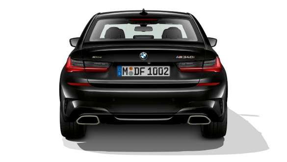 BMW M340i xDrive セダンの専用テールパイプ・トリム BMW M340i xDrive G20サファイア・ブラック・メタリックのリヤ・ビュー、専用テールパイプ・トリム