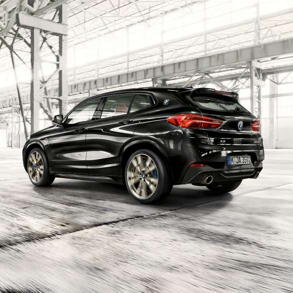 ドライビング・ダイナミクス BMW X2 M35i ドライビング・ダイナミクス BMW X2 M35iブラック・サファイア・メタリック F39 2018 斜めからのリヤ・ビュー