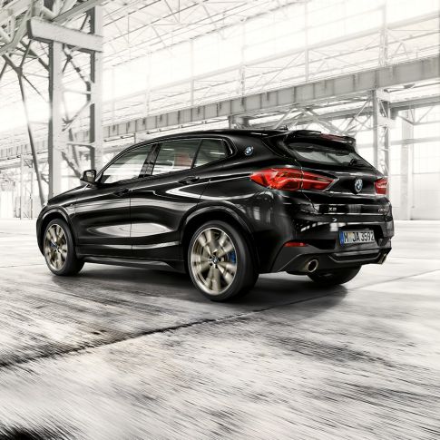 Mリヤ・スポイラー BMW X2 M35i Mリヤ・スポイラー BMW X2 M35i ブラック・サファイア・メタリック F39 斜めからのフロント・ビュー