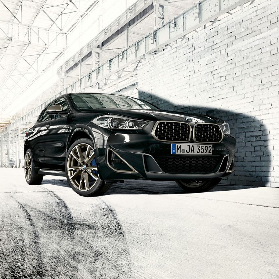 ダブル・キドニー・グリル BMW X2 M35i ダブル・キドニー・グリル BMW X2 M35iブラック・サファイア・メタリック F39 斜めからのフロント・ビュー