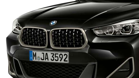 ダブル・キドニー・グリル BMW X2 M35i セリウム・グレーのBMWダブル・キドニー・グリルBMW X2 M35i ブラック・サファイア・メタリック F39 斜めからのフロント・ビュー