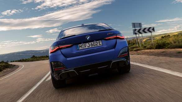 アダプティブMサスペンション BMW i4 M50 G26 電気自動車 2021 アダプティブMサスペンション BMW i4 M50 G26 電気自動車 2021 BMW Individual フローズン・ポルティマオ・ブルー・メタリック 側面フロントのクローズアップ
