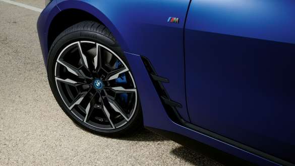 Mスポーツ・ブレーキ BMW i4 M50 G26 電気自動車 2021 Mスポーツ・ブレーキ BMW i4 M50 G26 電気自動車 2021 BMW Individual フローズン・ポルティマオ・ブルー・メタリック 上からのホイールのクローズアップ