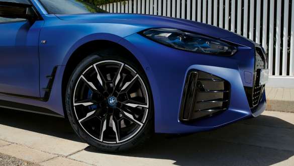 BMW i4 M50 ドライブトレイン BMW i4 M50 G26 電気自動車 2021 BMW i4 M50 ドライブトレイン BMW i4 M50 G26 電気自動車 2021 BMW Individual フローズン・ポルティマオ・ブルー・メタリック リヤ・ビュー 走行中