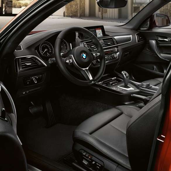 BMW M240iクーペのコックピット F22 BMW M240iクーペ F22 2017サンセット・オレンジ・メタリックのインテリア - コックピット
