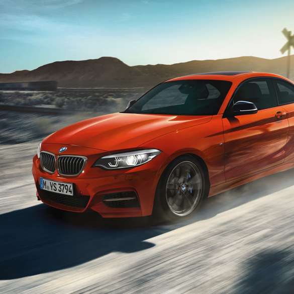 BMW M240iクーペのデザイン F22 BMW M240i Coupé F22 2017サンセット・オレンジ・メタリックのデザイン - 斜めからのフロント・ビュー