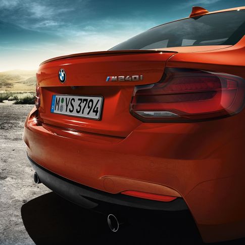 BMW M240iクーペのリヤのデザイン F22 BMW M240iクーペ F22 2017サンセット・オレンジ・メタリックのリヤのデザイン - 斜めからのリヤ・ビュー