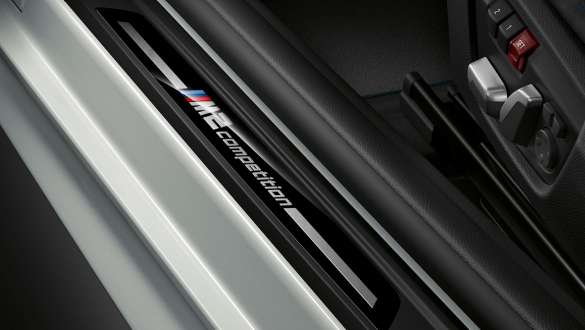 「M2 Competition」ロゴ付ドア・シル・プレート F87 BMW M2 Competition F87 2018ホッケンハイム・シルバー・メタリックのインテリア - M2 Competitionロゴ付ドア・シル・プレート