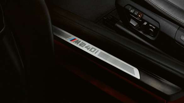 BMW M240iクーペのM240iのモデル名があしらわれたドア・シル・プレート F22 BMW M240iクーペ F22 2017サンセット・オレンジ・メタリックのディテール・ビュー - M240iのモデル名があしらわれたドア・シル・プレート