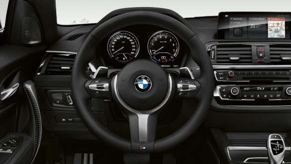 BMW M240iクーペのバリアブル・スポーツ・ステアリング F22 BMW M240iクーペ F22 2017サンセット・オレンジ・メタリックのディテール・ビュー - バリアブル・スポーツ・ステアリング