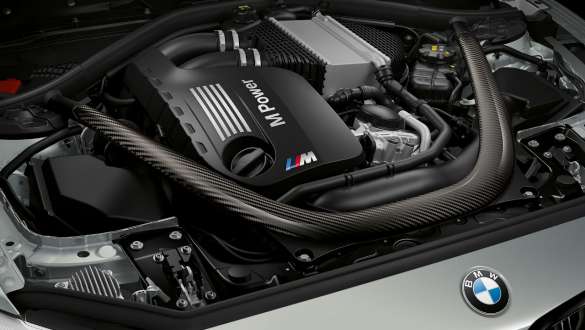 BMW M2 Competitionの高性能エンジン F87 BMW M2 Competition F87 2018ホッケンハイム・シルバー・メタリックの高性能6気筒Mツインパワー・ターボ・ガソリン・エンジンのディテール・ビュー