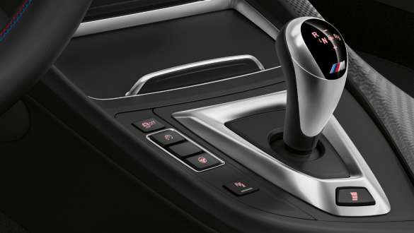 BMW M2 Competition の7速M DCT Drivelogic(ダブル・クラッチ・トランスミッション) F87 BMW M2 Competition F87 2018ホッケンハイム・シルバー・メタリックのディテール・ビュー - 7速M DCT Drivelogic(ダブル・クラッチ・トランスミッション)