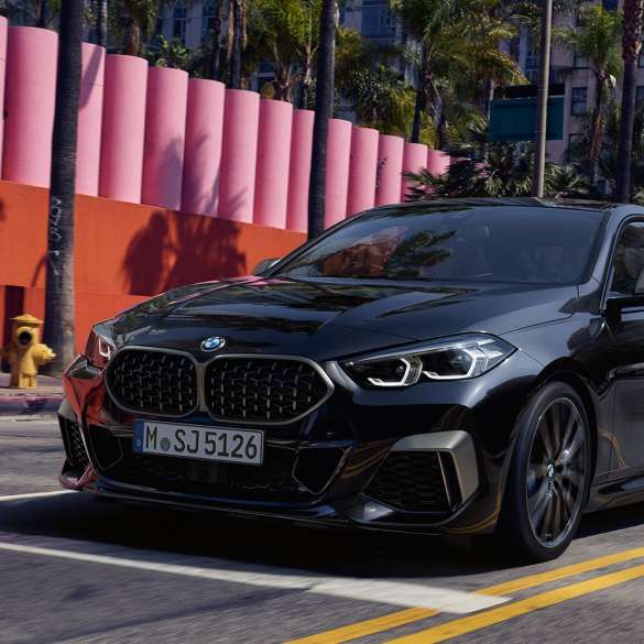 BMW M235i xDrive グランクーペのエクステリア・デザイン BMW M235i xDrive グランクーペ 2020のエクステリア・デザイン ブラック・サファイア・メタリック F44 フロントからのビュー