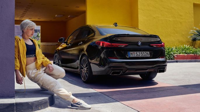 リヤ・セクション BMW M235i xDrive グランクーペ アスレティックなリヤ・セクション BMW M235i xDrive グランクーペ 2020 ブラック・サファイア・メタリック F44 斜め後ろからのビュー