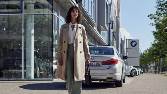 BMWディーラー前に女性 BMWサービス・インクルーシブ BMWディーラー前に女性