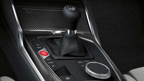 マニュアルMトランスミッションおよびFR(後輪駆動) BMW M4 クーペ G82 2020 BMW M4 クーペ G82 2020 マニュアル6速 MトランスミッションおよびFR(後輪駆動)、クローズアップ センター・コンソールおよびギヤ・レバー
