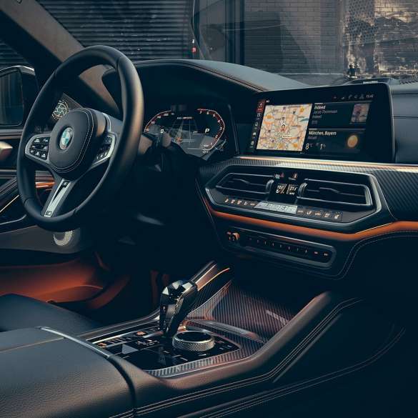 BMW X6 M50i インテリア。G06 センターコンソールが見える BMW X6 M50i インテリアのクローズアップ。G06
