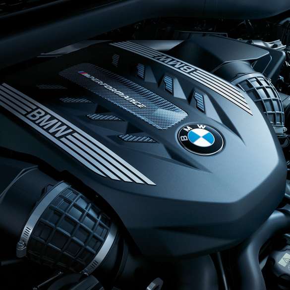 BMW ツインパワー・ターボ直列8気筒ガソリン・エンジン。G06 BMW ツインパワー・ターボ直列8気筒ガソリン・エンジンを備えた BMW X6 M50i。G06
