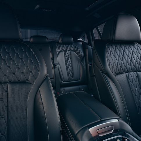 G06 スポーツシートに焦点を当てた BMW X6 M50i のインテリア。G06
