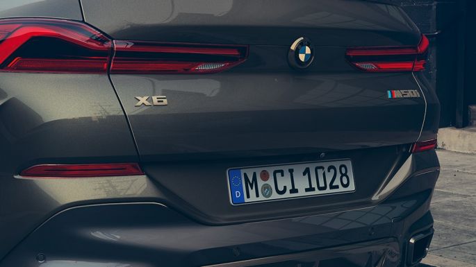 BMW X6 M50i のリア。G06 BMW X6 M50i のリアのクローズアップ。G06
