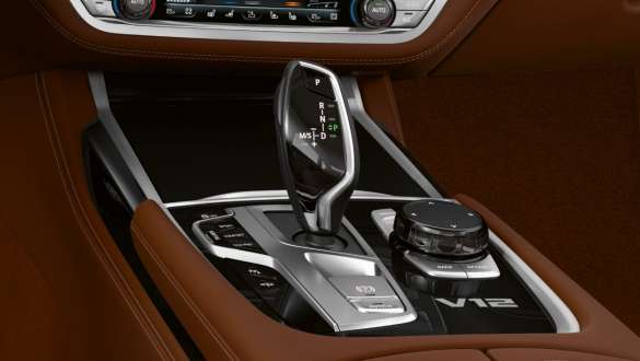 8速スポーツ・オートマチック・トランスミッション(ステップトロニック付) BMW M760Li xDrive、8速スポーツ・オートマチック・トランスミッション(ステップトロニック付)