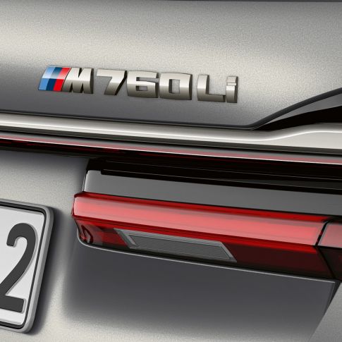 BMW M760Li xDrive 、BMW M760Liバッジの拡大 BMW M760Li xDrive、後部のBMW M760Liバッジの拡大