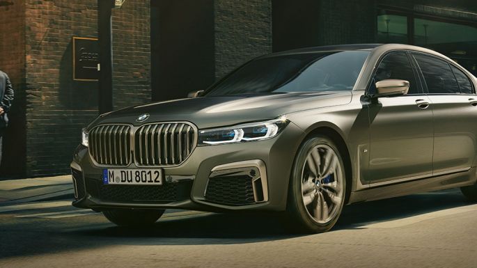 都会を背景にしたBMW M760Li xDrive BMW M760Li xDrive、都会を走行中の斜め前方からの写真