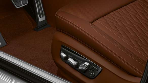 BMW M760Li xDrive セダン G11 G12 2019 電動調整式フロント・コンフォート・シートのクローズ・アップ BMW M760Li xDrive セダン G11 G12 2019 電動調整式フロント・コンフォート・シートのクローズ・アップ
