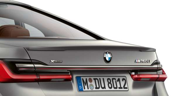 BMW M760Li xDrive セダン G11 G12 2019 Mリヤ・スポイラーのクローズ・アップ BMW M760Li xDrive セダン G11 G12 2019 フローズン・ダーク・シルバー・メタリック Mリヤ・スポイラーのクローズ・アップ